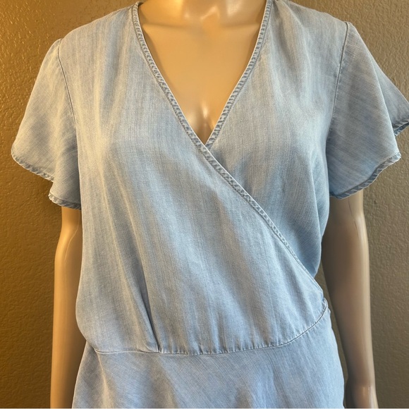 Reba Asymmetric Hem Chambray Wrap Blouse Sz M 100% Tencel - Picture 2 of 14